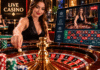 Roulette française, européenne ou américaine : quelles différences ? roulette et croupiere dans un casino luxueux